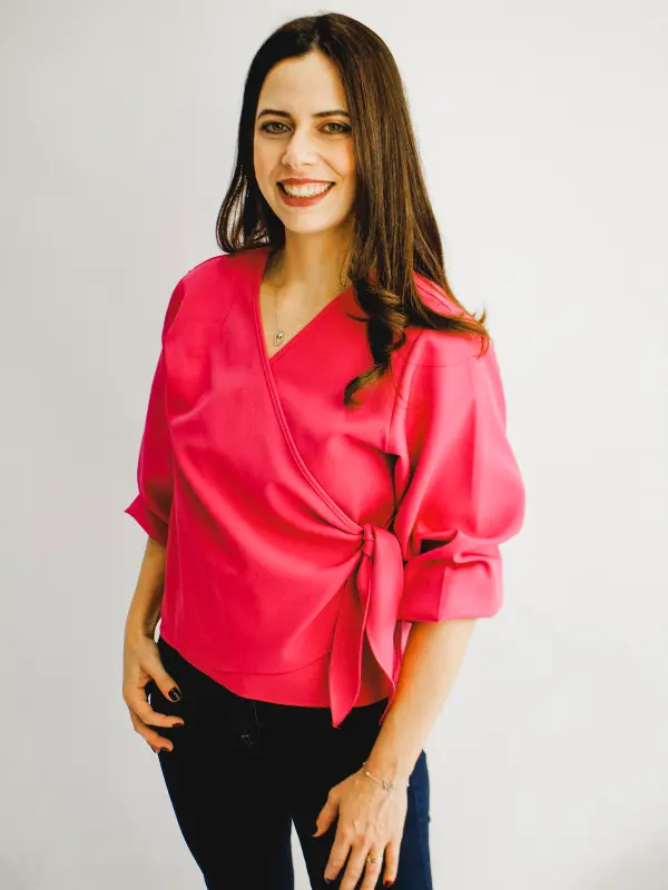 Foto da Dra. Carla Bernardes no consultório em Santo André